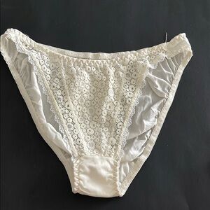 Vintage Cacique Elegant Lace Women's Intimate in Cream